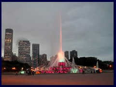 Chicago by night - Buckingham Fountain and views from Grant Park 13